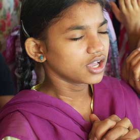 Child praying - small