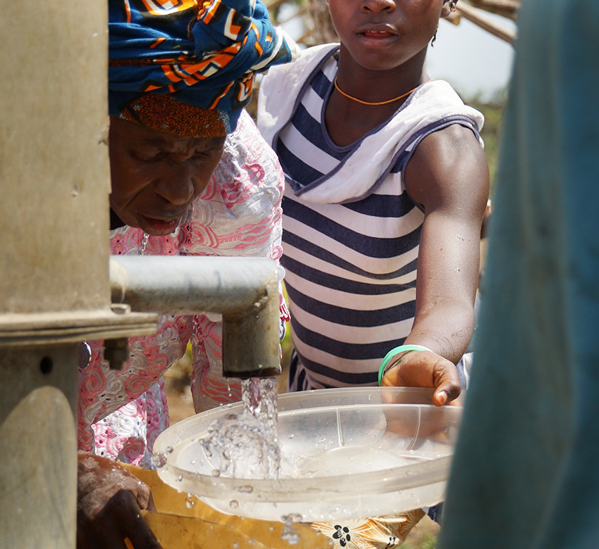 African people getting clean water